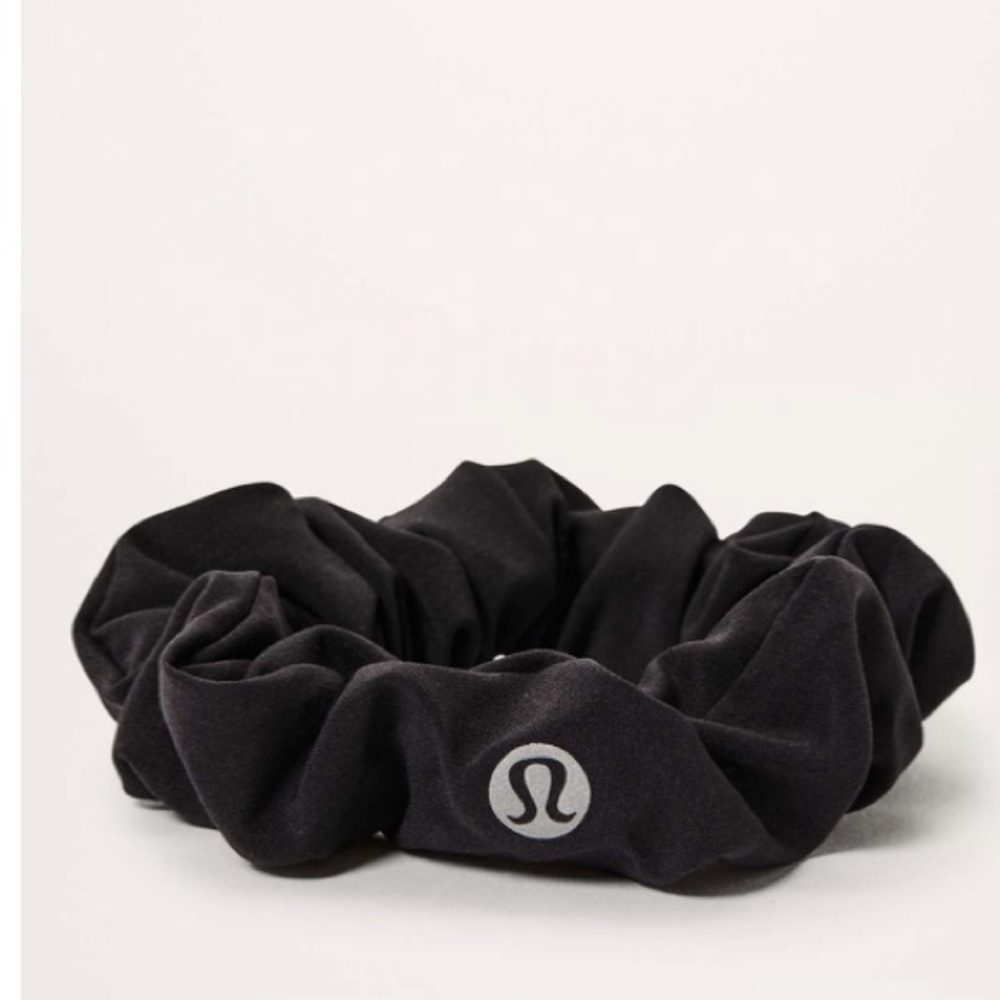 ISO BLACK LULULEMON SCRUNCHIE.